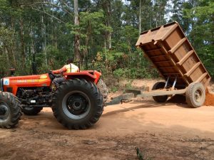 Tractor and tipping trailer